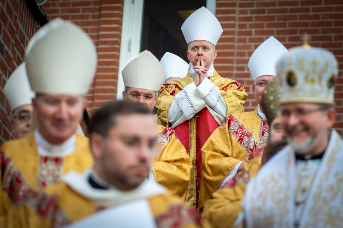 Oslo 20250118.
Biskop Erik Varden (bak) sammen med biskoper fra Norge og Europa før bispevigselmesse i St. Olav domkirke i Oslo lørdag. Vigslingen av biskop Fredrik Hansen foretas av kardinal Pietro Parolin, Vatikanets statsminister og nr 2 etter paven. Fredrik Hansen etterfølger Bernt Eidsvig som ble biskop i Oslo katolske bispedømme for 20 år siden.
Foto: Heiko Junge / NTB / POOL Oslo 20250118.
Biskop Erik Varden (bak) sammen med biskoper fra Norge og Europa før bispevigselmesse i St. Olav domkirke i Oslo lørdag. Vigslingen av biskop Fredrik Hansen foretas av kardinal Pietro Parolin, Vatikanets statsminister og nr 2 etter paven. Fredrik Hansen etterfølger Bernt Eidsvig som ble biskop i Oslo katolske bispedømme for 20 år siden.
Foto: Heiko Junge / NTB / POOL