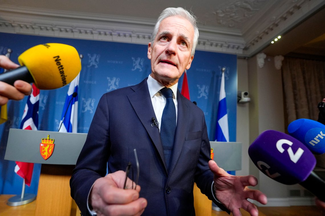 Oslo 20261020.
Statsminister Jonas Gahr Støre møter pressen etter pressekonferanse med Ukrainas President Volodymyr Zelenskyj og Finlands president Alexander Stubb. Zelenskyj er i Oslo hvor han møter Norges statsminister Jonas Gahr Støre, USAs spesialutsending Steve Witkoff og Finlands president Alexander Stubb i Regjeringens representasjonsanlegg i Oslo.
Foto: Lise Åserud / NTB Oslo 20261020.
Statsminister Jonas Gahr Støre møter pressen etter pressekonferanse med Ukrainas President Volodymyr Zelenskyj og Finlands president Alexander Stubb. Zelenskyj er i Oslo hvor han møter Norges statsminister Jonas Gahr Støre, USAs spesialutsending Steve Witkoff og Finlands president Alexander Stubb i Regjeringens representasjonsanlegg i Oslo.
Foto: Lise Åserud / NTB