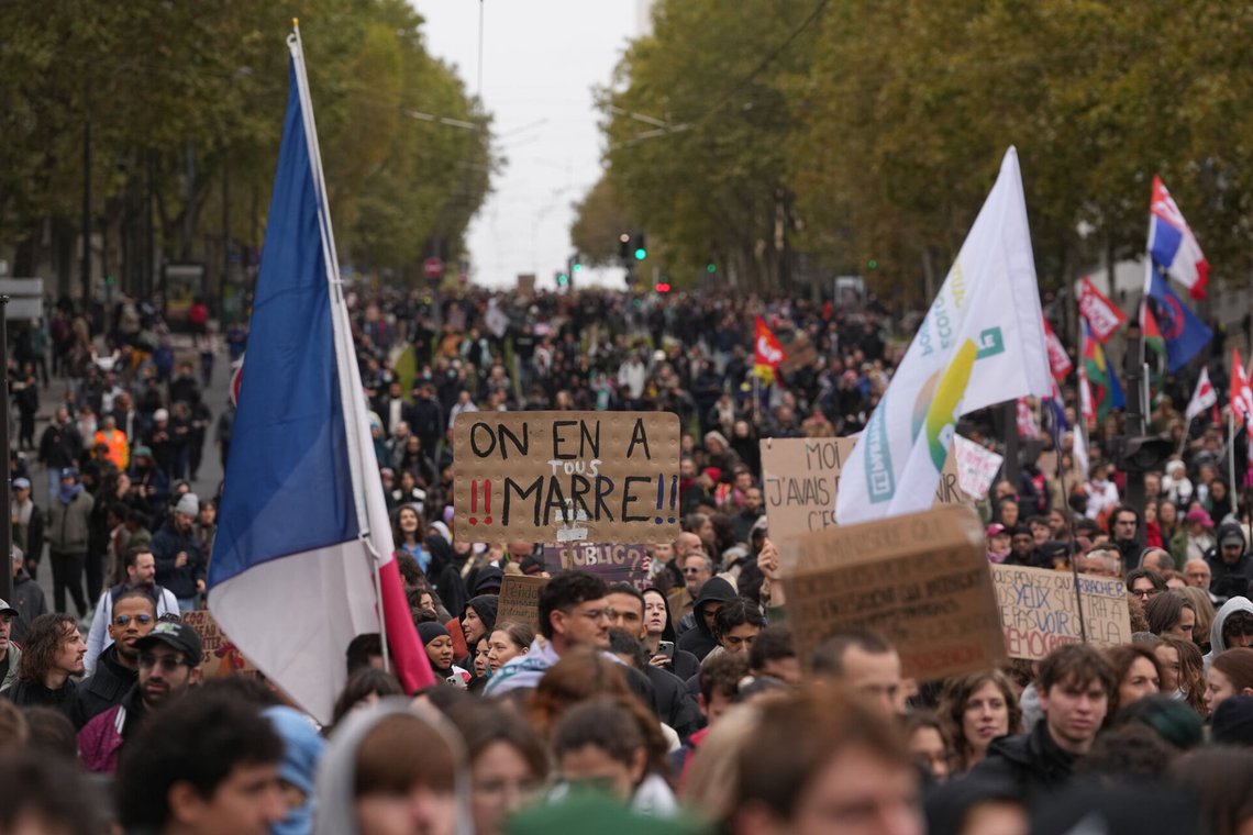 «Vi har fått nok» står det på noen av bannerne i demonstrasjonstoget gjennom Paris lørdag. Foto: Thibault Camus / AP / NTB «Vi har fått nok» står det på noen av bannerne i demonstrasjonstoget gjennom Paris lørdag. Foto: Thibault Camus / AP / NTB