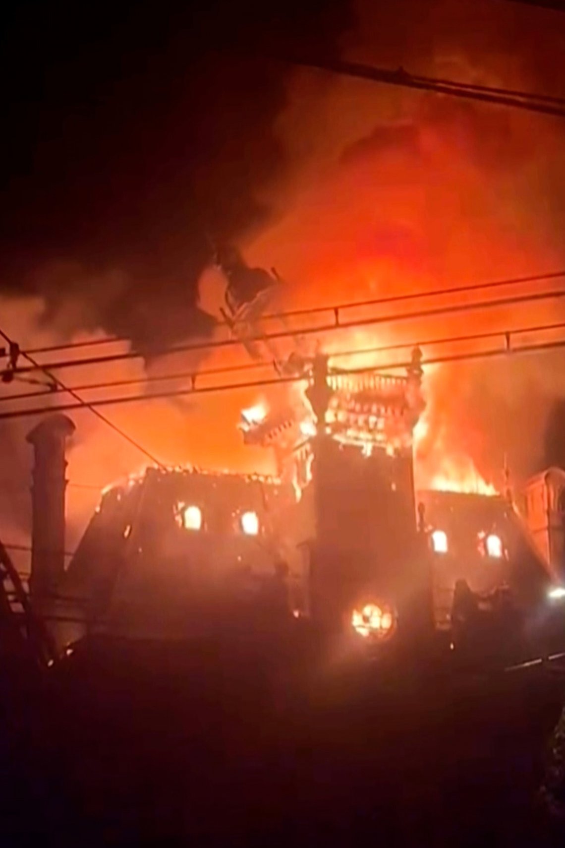 Rådhuset i Limoges, fra 1800-tallet, i flammer. lørdag 17. oktober.
Foto: Lucas Destrem via AP Rådhuset i Limoges, fra 1800-tallet, i flammer. lørdag 17. oktober.
Foto: Lucas Destrem via AP