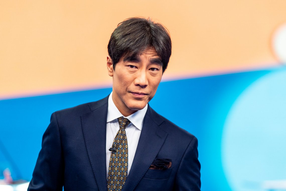 Programleder Fredrik Solvang under sin siste sending av NRK Debatten i oktober 2025. Nå returnerer den populære programlederen, denne gangen i et nytt realitykonsept. Foto: Thomas Fure / NTB Programleder Fredrik Solvang under sin siste sending av NRK Debatten i oktober 2025. Nå returnerer den populære programlederen, denne gangen i et nytt realitykonsept. Foto: Thomas Fure / NTB