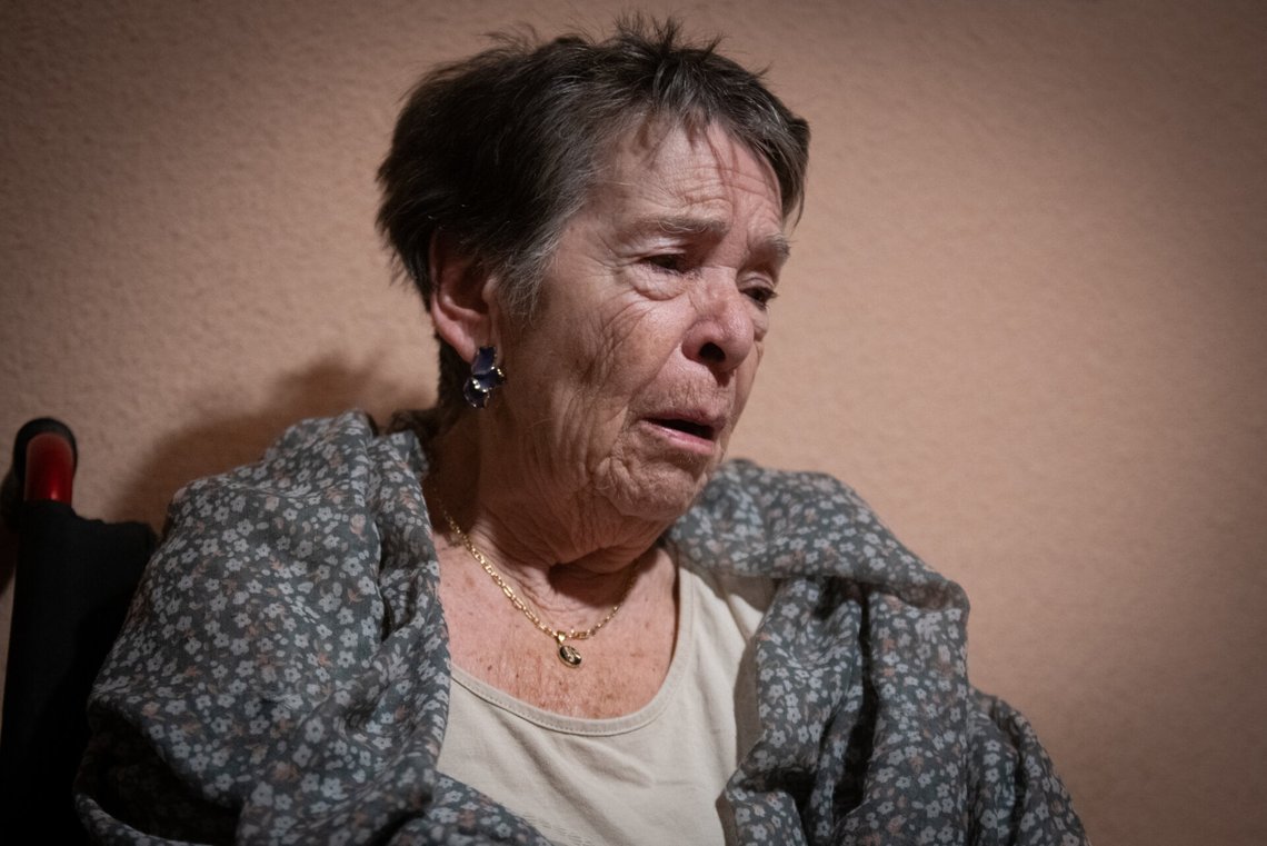 87 år gamle María del Carmen Abascal avbildet mens hun ventet på å bli hentet av politiet onsdag i forrige uke. (Fernando Sánchez/Europa Press via AP) 87 år gamle María del Carmen Abascal avbildet mens hun ventet på å bli hentet av politiet onsdag i forrige uke. (Fernando Sánchez/Europa Press via AP)