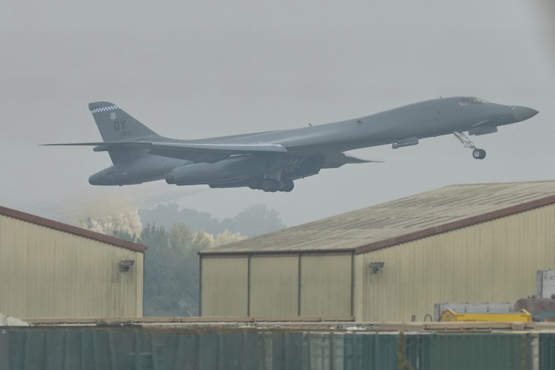 Et bombefly av typen B-1 bomber tar av fra Fairford-basen i slutten av forrige måned. Foto: Alastair Grant / AP / NTB Et bombefly av typen B-1 bomber tar av fra Fairford-basen i slutten av forrige måned. Foto: Alastair Grant / AP / NTB