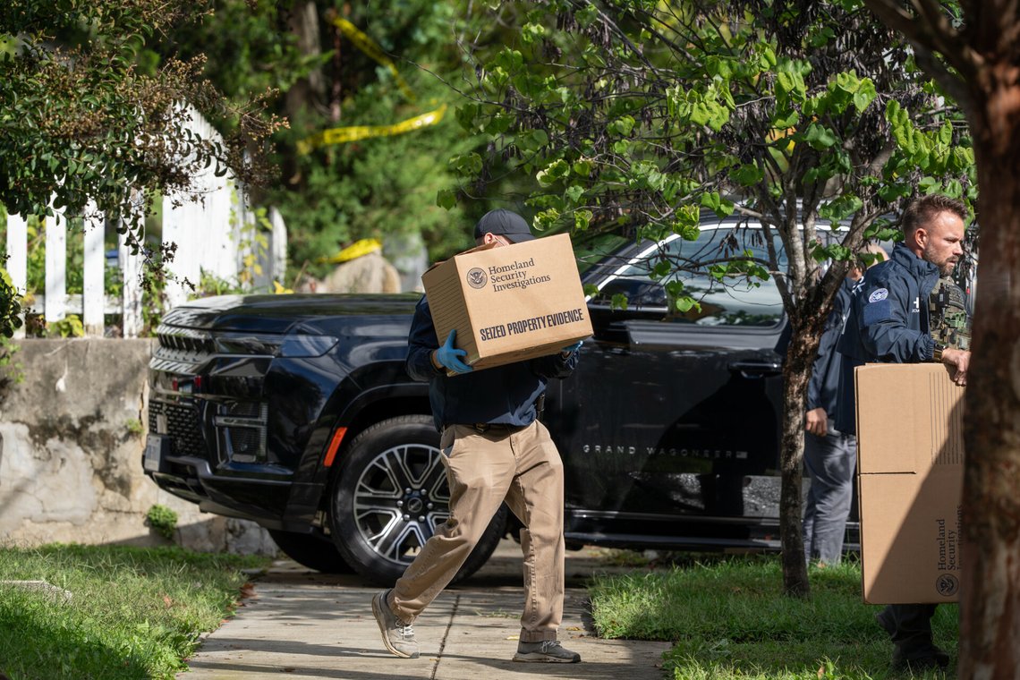 Ansatte fra Homeland Security bærer ut esker fra boligen til Ilhan Omar (D) i Washington under en ransaking mandag 12. oktober 2026. Foto: AP /J. Scott Applewhite/ NTB Ansatte fra Homeland Security bærer ut esker fra boligen til Ilhan Omar (D) i Washington under en ransaking mandag 12. oktober 2026. Foto: AP /J. Scott Applewhite/ NTB