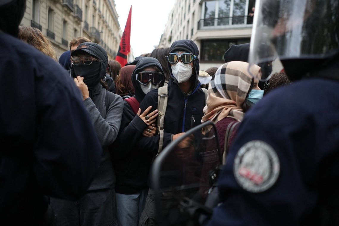 Studenter i konfrontasjon med politiet i nærheten av Sciences Po-universitetet i Paris den 7. oktober 2026. Foto: Thibault Camus / AP / NTB. Studenter i konfrontasjon med politiet i nærheten av Sciences Po-universitetet i Paris den 7. oktober 2026. Foto: Thibault Camus / AP / NTB.