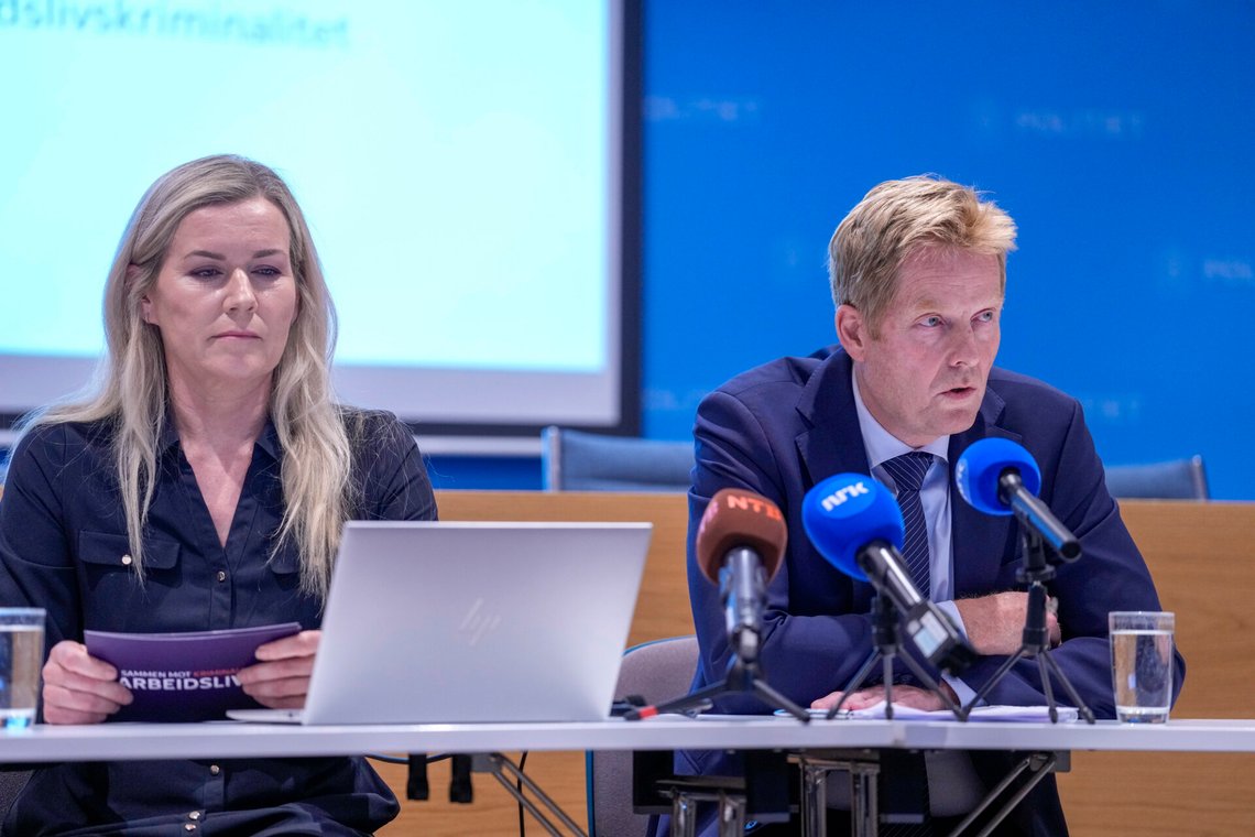 Oslo 20260826.
A-krimsenteret i Tønsberg legger i dag fram funn fra en kartlegging de har gjort blant barnevernstiltak og barnevernsinstitusjoner i Sør-Øst politidistrikt. Økokrim-sjef Pål Lønseth, leder for A-krimsenteret i Tønsberg Hege Fjær, Bufdir og justis- og beredskapsminister Astri Aas-Hansen og barne- og familieminister Lene Vågslid deltar.
Foto: Javad Parsa / NTB Oslo 20260826.
A-krimsenteret i Tønsberg legger i dag fram funn fra en kartlegging de har gjort blant barnevernstiltak og barnevernsinstitusjoner i Sør-Øst politidistrikt. Økokrim-sjef Pål Lønseth, leder for A-krimsenteret i Tønsberg Hege Fjær, Bufdir og justis- og beredskapsminister Astri Aas-Hansen og barne- og familieminister Lene Vågslid deltar.
Foto: Javad Parsa / NTB