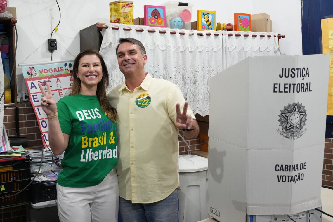Senator Flavio Bolsonaro stemte i Rio de Janeiro sammen med sin kone Fernanda like etter 08 i dag tidlig lokal tid. Flavio er tidligere president Jair Bolsonaros sønn. På Fernandas t-skjorte står det Gud, familie, Brasil og frihet. (Foto: AP Photo/Silvia Izquierdo) Senator Flavio Bolsonaro stemte i Rio de Janeiro sammen med sin kone Fernanda like etter 08 i dag tidlig lokal tid. Flavio er tidligere president Jair Bolsonaros sønn. På Fernandas t-skjorte står det Gud, familie, Brasil og frihet. (Foto: AP Photo/Silvia Izquierdo)