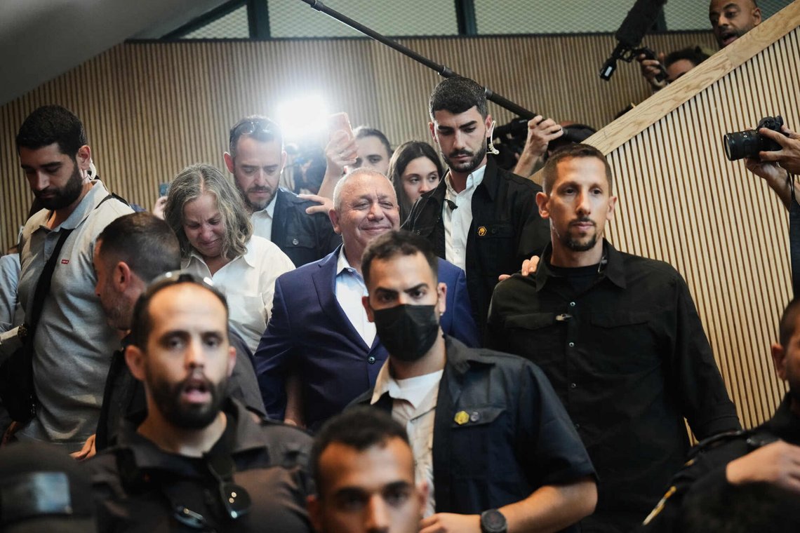 Tidligere forsvarssjef Gadi Eisenkot, som nå er leder for partiet Yashar som han selv grunnla i fjor sommer, ankommer et valglokale i Herxliya sammen med sin kone. Foto: Ariel Schalit / AP / NTB Tidligere forsvarssjef Gadi Eisenkot, som nå er leder for partiet Yashar som han selv grunnla i fjor sommer, ankommer et valglokale i Herxliya sammen med sin kone. Foto: Ariel Schalit / AP / NTB