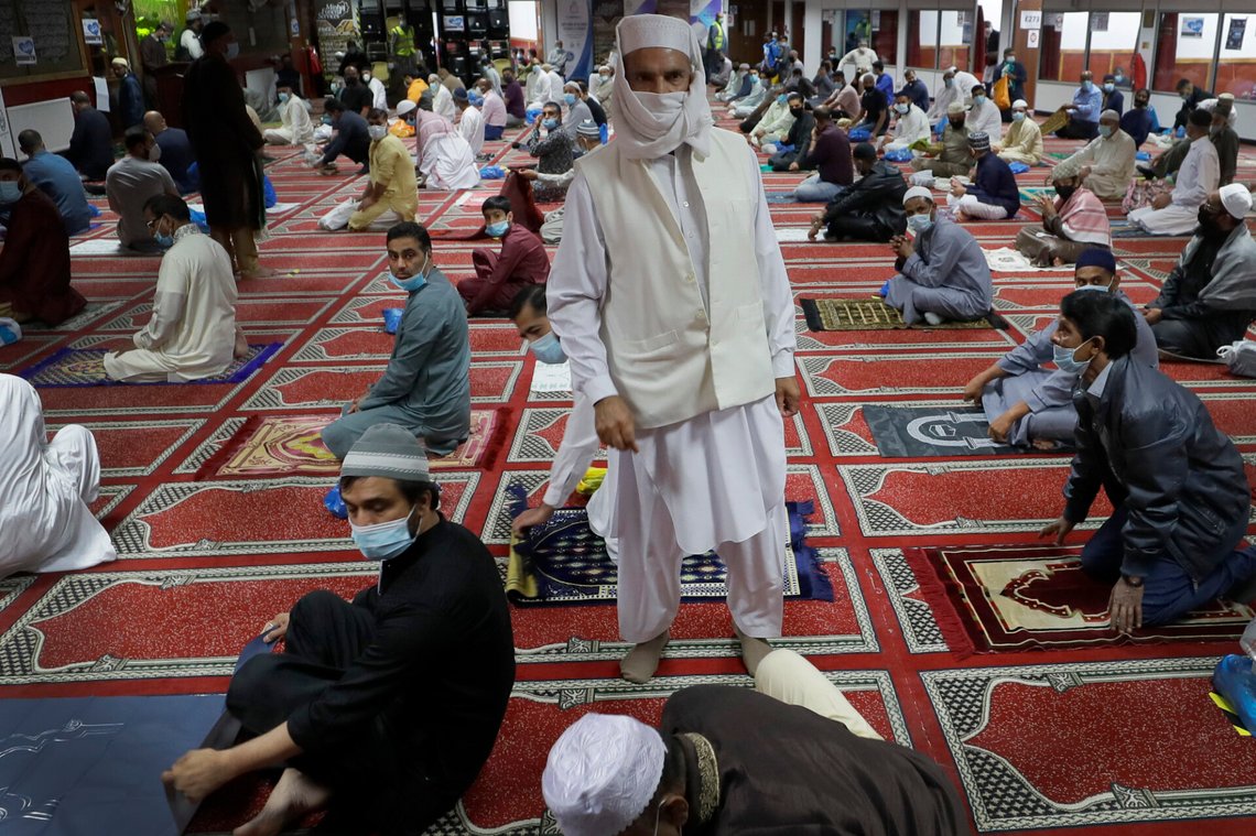 Det kan se ut som Midtøsten, men er det nye Europa. Muslimske menn samles for å be i Minhaj-ul-Quran-moskeen i London i 2020, mens de later som at de følger covid-reglene. Foto: AP /Kirsty Wigglesworth/ NTB Det kan se ut som Midtøsten, men er det nye Europa. Muslimske menn samles for å be i Minhaj-ul-Quran-moskeen i London i 2020, mens de later som at de følger covid-reglene. Foto: AP /Kirsty Wigglesworth/ NTB