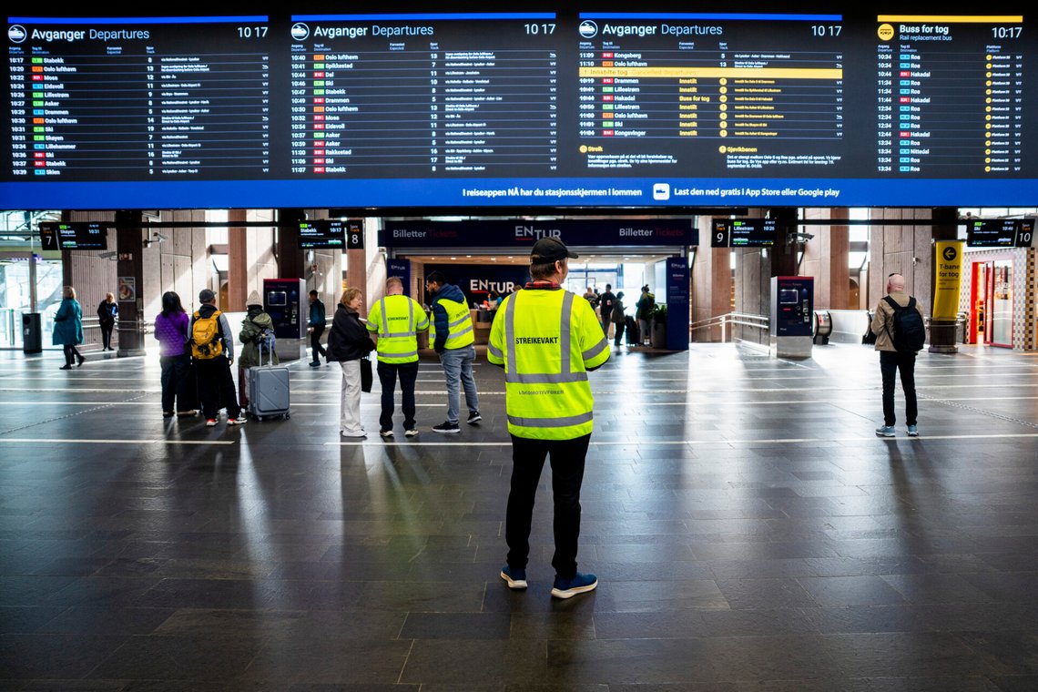 Oslo 20260918.
Streikevakter på Oslo S fredag morgen. Norsk lokomotivførerforbund (NLF) og Vy ble ikke enige i meklingen. Fredag morgen går lokførerne ut i streik.
Foto: Fredrik Varfjell / NTB Oslo 20260918.
Streikevakter på Oslo S fredag morgen. Norsk lokomotivførerforbund (NLF) og Vy ble ikke enige i meklingen. Fredag morgen går lokførerne ut i streik.
Foto: Fredrik Varfjell / NTB