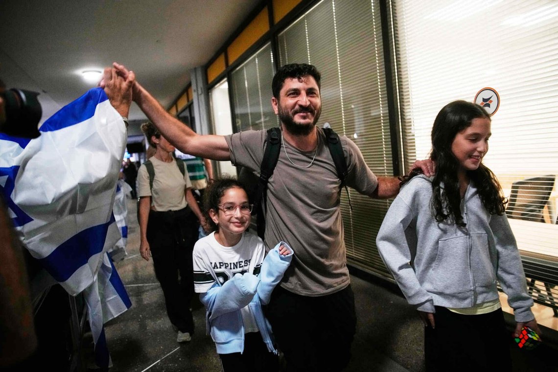Israeli passengers who had been aboard a FlyDubai aircraft that made an emergency landing in Saudi Arabia are welcomed at the arrivals gate at Ben Gurion International Airport near Tel Aviv, Israel, Wednesday, Sept. 30, 2026. (AP Photo/Ohad Zwigenberg) Israeli passengers who had been aboard a FlyDubai aircraft that made an emergency landing in Saudi Arabia are welcomed at the arrivals gate at Ben Gurion International Airport near Tel Aviv, Israel, Wednesday, Sept. 30, 2026. (AP Photo/Ohad Zwigenberg)