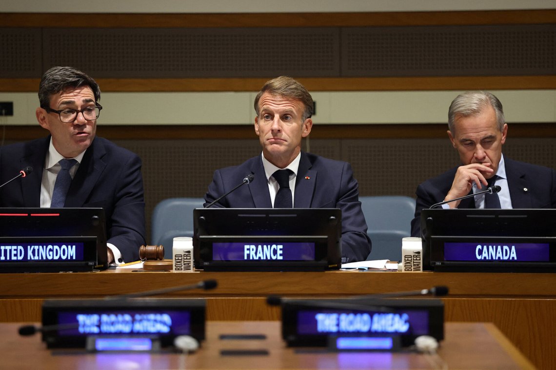 Storbritannias statsminister Andy Burnham, Frankrikes president Emmanuel Macron og Canadas statsminister Mark Carney deltar på en fredskonferanse for Midtøsten FN-hovedkvarteret i New York den 22. september 2026. Foto: Toby Melville / Pool via AP / NTB. Storbritannias statsminister Andy Burnham, Frankrikes president Emmanuel Macron og Canadas statsminister Mark Carney deltar på en fredskonferanse for Midtøsten FN-hovedkvarteret i New York den 22. september 2026. Foto: Toby Melville / Pool via AP / NTB.