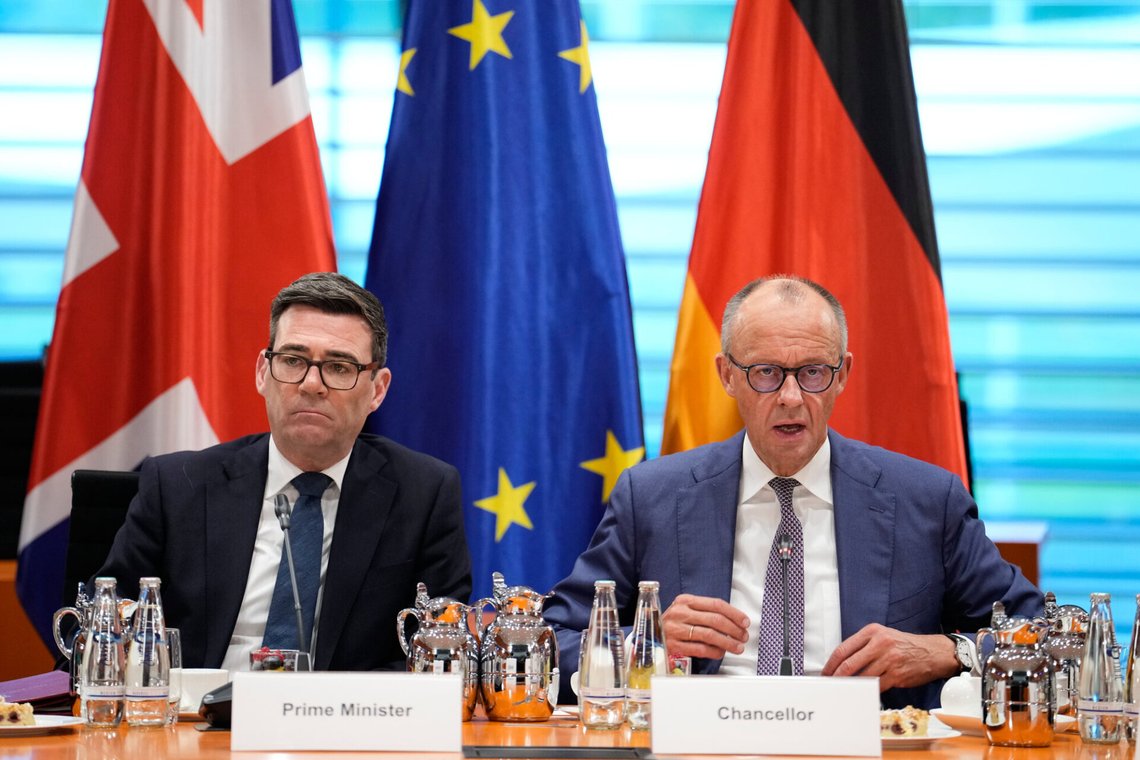 Forbundskansler Friedrich Merz skal ha bekreftet overfor statsminister Andy Burnham at Kreml blandet seg inn europeisk politikk da de to møttes i Berlin torsdag 8. oktober 2026. Burnham konkluderer derfor med at også brexit var påvirket av russisk innflytelse. Foto: AP /Ebrahim Noroozi/ NTB Forbundskansler Friedrich Merz skal ha bekreftet overfor statsminister Andy Burnham at Kreml blandet seg inn europeisk politikk da de to møttes i Berlin torsdag 8. oktober 2026. Burnham konkluderer derfor med at også brexit var påvirket av russisk innflytelse. Foto: AP /Ebrahim Noroozi/ NTB