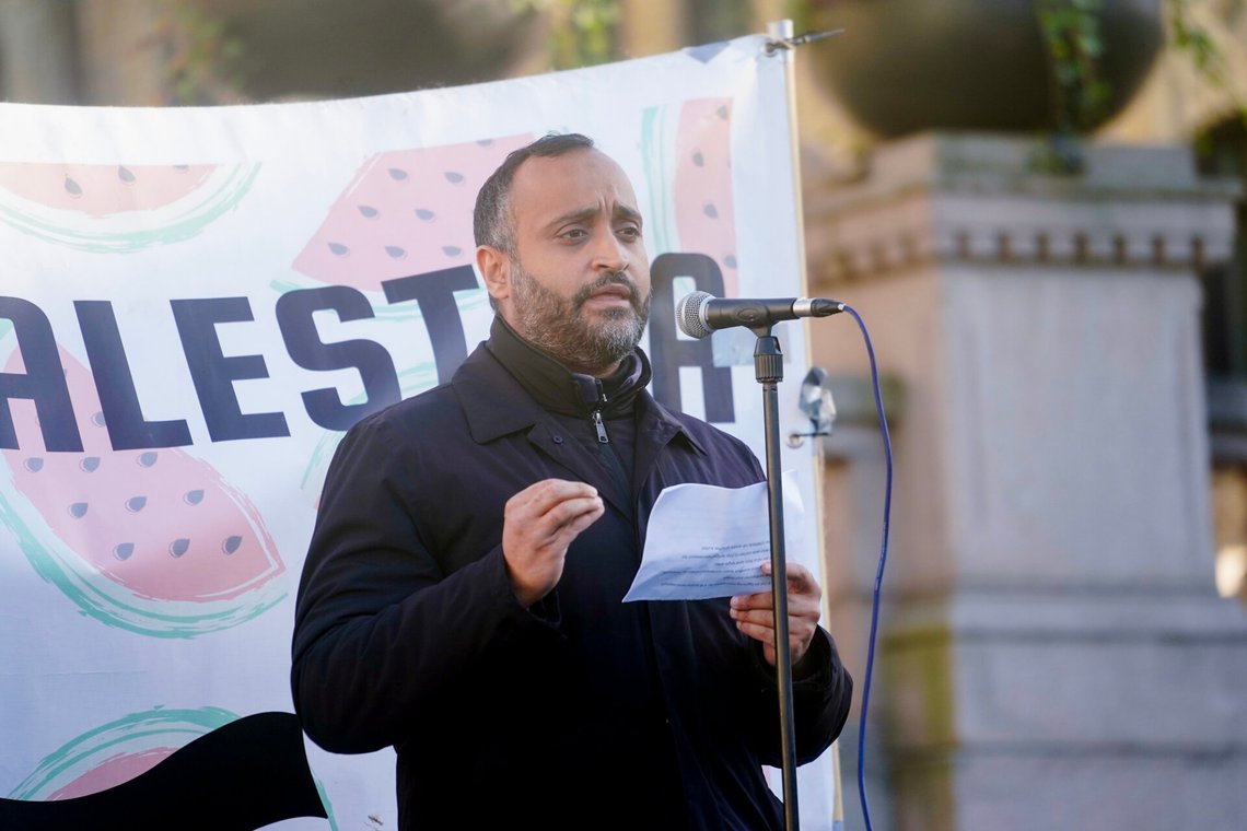 Oslo 20250926.
Abdullah Alsabeehg taler under en Palestina-markering foran Stortinget.
Foto: Jonas Fæste Laksekjøn / NTB Oslo 20250926.
Abdullah Alsabeehg taler under en Palestina-markering foran Stortinget.
Foto: Jonas Fæste Laksekjøn / NTB