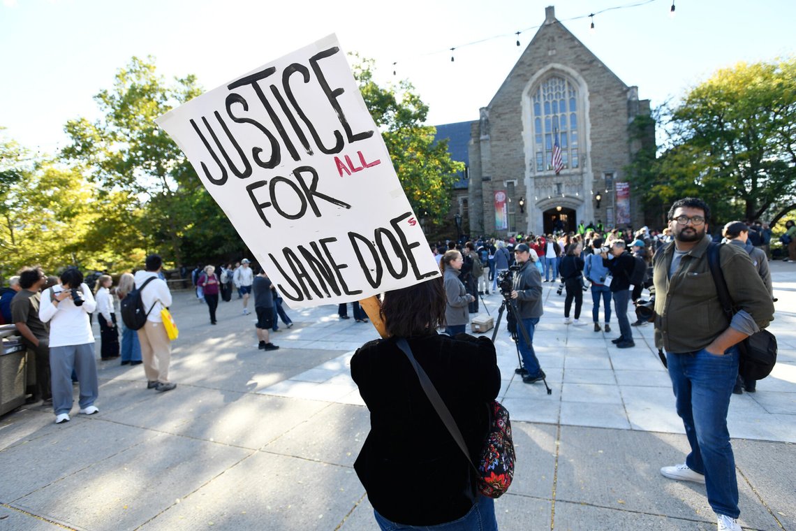 Det har vært store demonstrasjoner på campus etter at den påståtte gjengvoldtekten på Cornell University ble kjent to år etter hendelsen. Foto: Adrian Kraus / AP / NTB Det har vært store demonstrasjoner på campus etter at den påståtte gjengvoldtekten på Cornell University ble kjent to år etter hendelsen. Foto: Adrian Kraus / AP / NTB