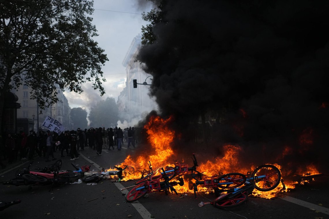Sykler blir brent under en demonstrasjon i Paris, 17. oktober 2026. Foto: Thibault Camus, AP-NTB. Sykler blir brent under en demonstrasjon i Paris, 17. oktober 2026. Foto: Thibault Camus, AP-NTB.
