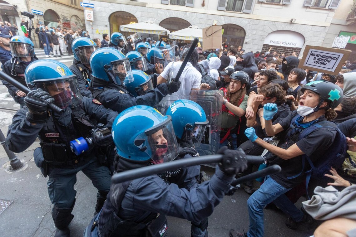 Sammenstøt mellom politi og demonstranter i Milano lørdag. Foto: Stefano Porta / LaPresse / AP / NTB Sammenstøt mellom politi og demonstranter i Milano lørdag. Foto: Stefano Porta / LaPresse / AP / NTB