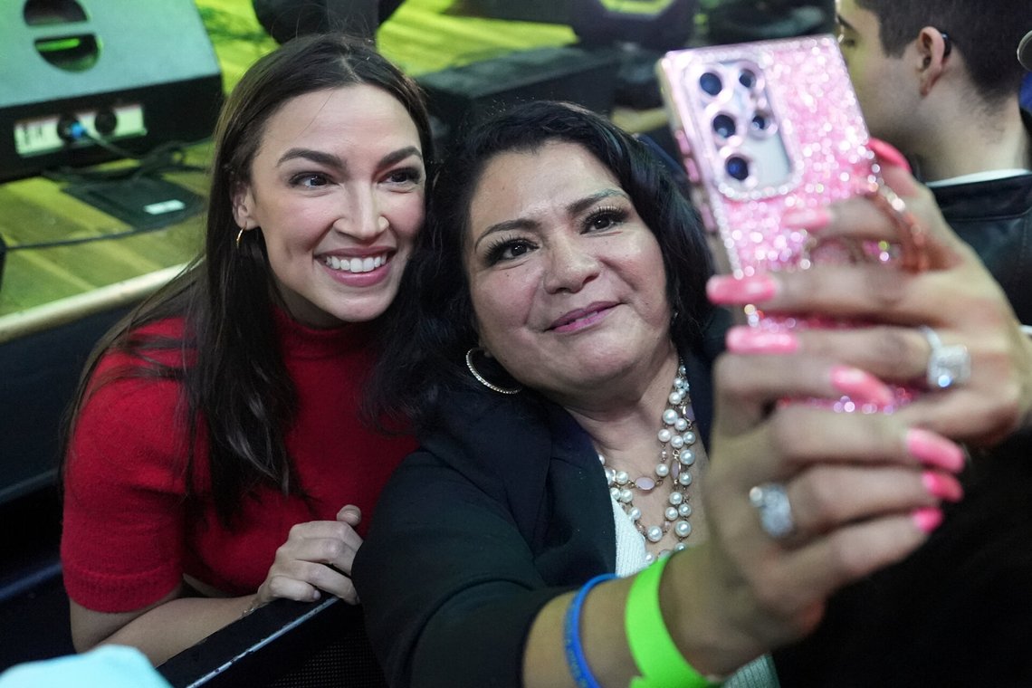 AOC tar en selfie med fansen under et valgkampmøte for Randy Villegas (D) i Californias 22. distrikt, langt unna hennes eget distrikt i Big Apple. (Foto: AP /Jae C. Hong/ NTB AOC tar en selfie med fansen under et valgkampmøte for Randy Villegas (D) i Californias 22. distrikt, langt unna hennes eget distrikt i Big Apple. (Foto: AP /Jae C. Hong/ NTB
