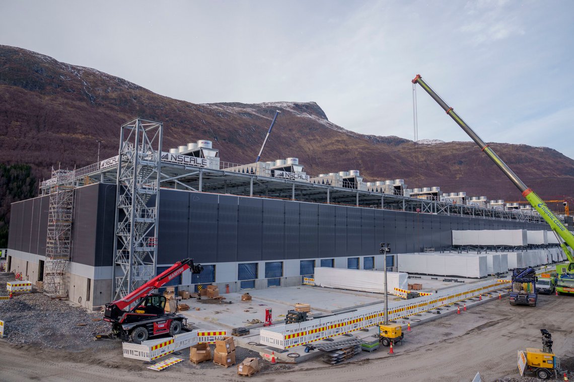 Bjerkvik 13. oktober 2026: Stargate Norway er et gigantisk KI-datasenter under bygging i Kvandal i Narvik kommune, og er ment som OpenAIs første europeiske datasenter. Foto: Javad Parsa / NTB. Bjerkvik 13. oktober 2026: Stargate Norway er et gigantisk KI-datasenter under bygging i Kvandal i Narvik kommune, og er ment som OpenAIs første europeiske datasenter. Foto: Javad Parsa / NTB.