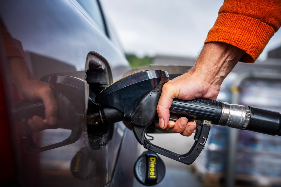 Bamble 20260930.
En kunde fyller diesel på Circle K på E18. Emneord: Bensin, Diesel, avgift, dieselavgift, drivstoff, bensinpumpe, samferdsel, dieselpumpe.
Foto: Ole Berg-Rusten / NTB Bamble 20260930.
En kunde fyller diesel på Circle K på E18. Emneord: Bensin, Diesel, avgift, dieselavgift, drivstoff, bensinpumpe, samferdsel, dieselpumpe.
Foto: Ole Berg-Rusten / NTB