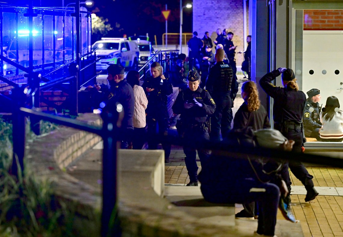 STOCKHOLM 20261016
Polisen på plats vid en skola i Solberga i Älvsjö i södra Stockholm. En person har blivit skjuten inomhus i en idrottshall. Personen, som är allvarligt skadad, är förd till sjukhus.
Foto: Jonas Ekströmer / TT / Kod 10030 STOCKHOLM 20261016
Polisen på plats vid en skola i Solberga i Älvsjö i södra Stockholm. En person har blivit skjuten inomhus i en idrottshall. Personen, som är allvarligt skadad, är förd till sjukhus.
Foto: Jonas Ekströmer / TT / Kod 10030