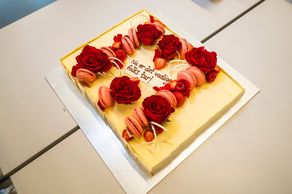 Oslo 20210914.
Ap-leder Jonas Gahr Støre feirer med kake på sentralstyremøtet dagen etter valgseieren i stortingsvalget 2021. Sentrastyremøtet finner sted på Arbeiderpartiets partikontor på Youngstorget i Oslo.
Foto: Håkon Mosvold Larsen / NTB Oslo 20210914.
Ap-leder Jonas Gahr Støre feirer med kake på sentralstyremøtet dagen etter valgseieren i stortingsvalget 2021. Sentrastyremøtet finner sted på Arbeiderpartiets partikontor på Youngstorget i Oslo.
Foto: Håkon Mosvold Larsen / NTB