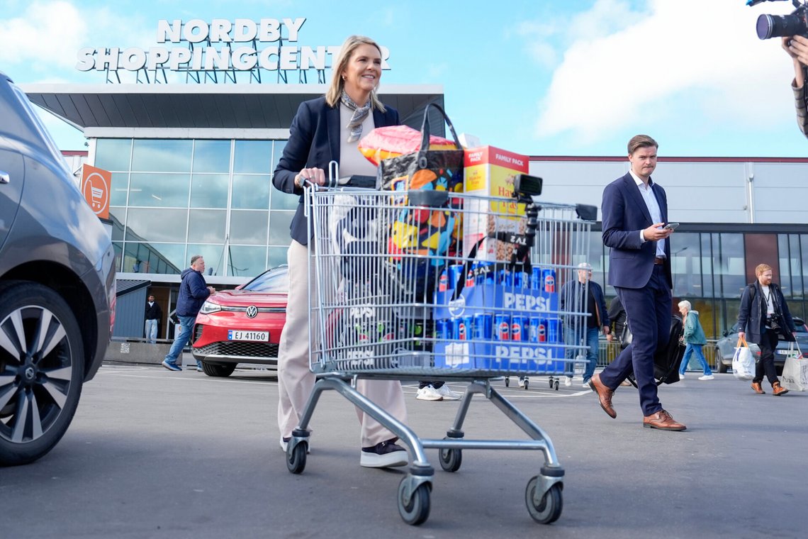 Nordby, Sverige 20260925.
Partileder Sylvi Listhaug (Frp) reiser på tur over grensen til Sverige for å fylle opp handlevognen, dagen etter rentebeslutningen om heving av styringsrenta.
Foto: Terje Pedersen / NTB Nordby, Sverige 20260925.
Partileder Sylvi Listhaug (Frp) reiser på tur over grensen til Sverige for å fylle opp handlevognen, dagen etter rentebeslutningen om heving av styringsrenta.
Foto: Terje Pedersen / NTB