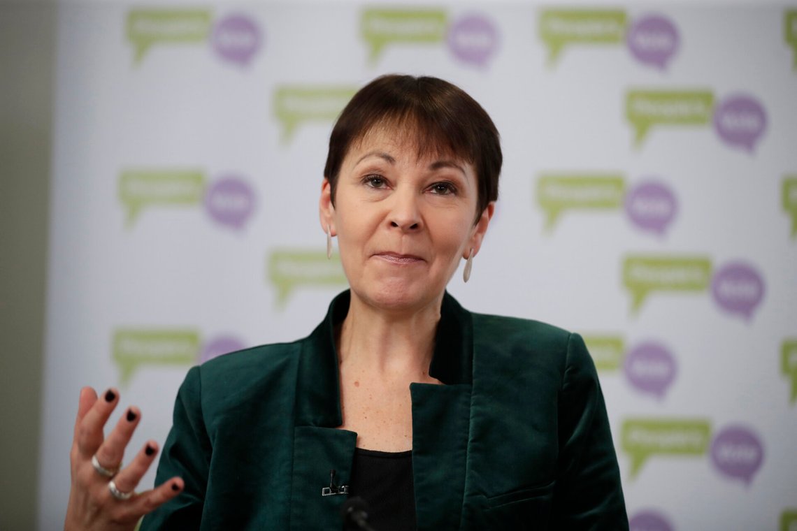En gruppe pro-palestinere forsøker å presse tidligere partileder Caroline Lucas ut av De Grønne. Bildet er tatt i desember 2018, da Lucas var partileder for andre gang. Foto: AP /Matt Dunham/ NTB En gruppe pro-palestinere forsøker å presse tidligere partileder Caroline Lucas ut av De Grønne. Bildet er tatt i desember 2018, da Lucas var partileder for andre gang. Foto: AP /Matt Dunham/ NTB