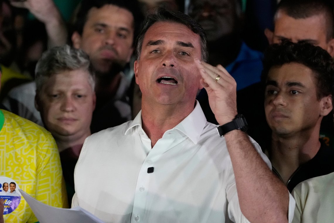 Senator og presidentkandidat Flávio Bolsonaro like etter valgnederlaget. (Foto: Eraldo Peres/AP Photo) Senator og presidentkandidat Flávio Bolsonaro like etter valgnederlaget. (Foto: Eraldo Peres/AP Photo)