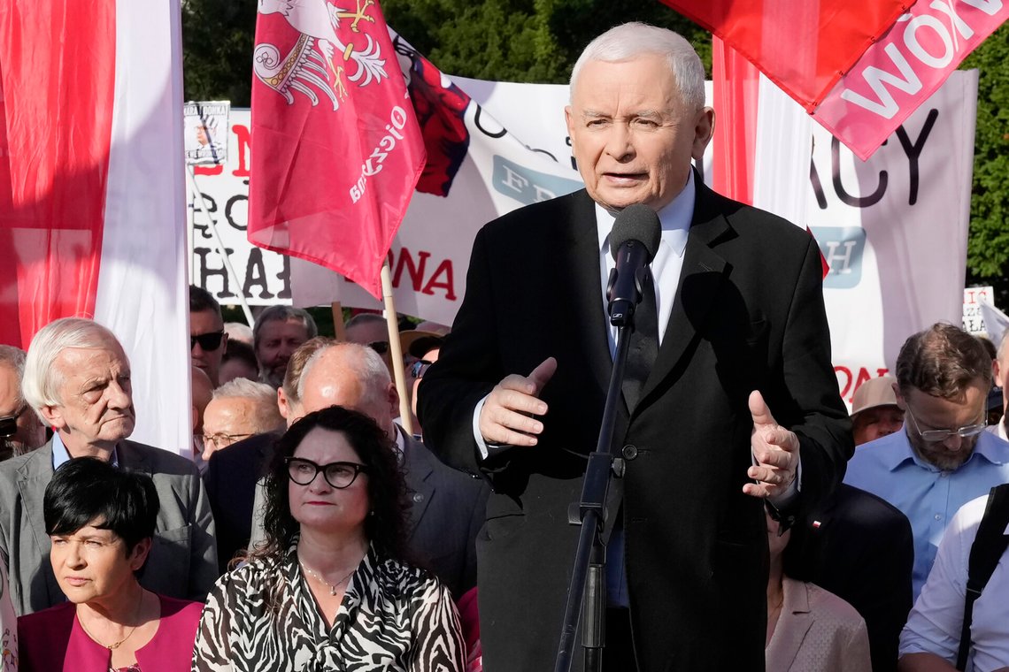 PiS-leder Jarosław Kaczyński, taler til tilhengere i Warszawa i juli 2024. Foto: AP /Czarek Sokolowski/ NTB PiS-leder Jarosław Kaczyński, taler til tilhengere i Warszawa i juli 2024. Foto: AP /Czarek Sokolowski/ NTB