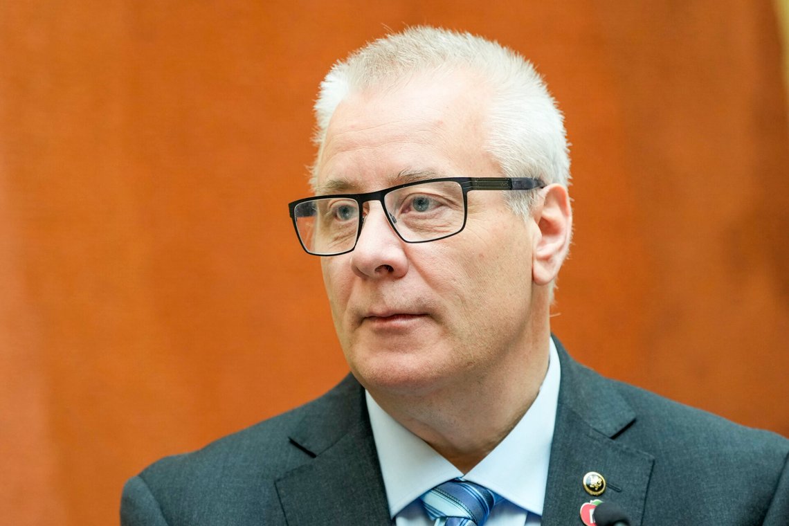 Oslo 20260513.
Ine Eriksen Søreide (H), Trygve Slagsvold Vedum (Sp), Bård Hoksrud (Frp), Anne Lise Fredlund (SV), Marius Dalin (MDG), Remi Sølvberg (R), Jørgen Kristiansen (KrF), Guri Melby (V) holder pressekonferanse om flytilbudet i Sør-Norge (FOT-ruter) i vandrehallen på Stortinget onsdag morgen.
Foto: Ole Berg-Rusten / NTB Oslo 20260513.
Ine Eriksen Søreide (H), Trygve Slagsvold Vedum (Sp), Bård Hoksrud (Frp), Anne Lise Fredlund (SV), Marius Dalin (MDG), Remi Sølvberg (R), Jørgen Kristiansen (KrF), Guri Melby (V) holder pressekonferanse om flytilbudet i Sør-Norge (FOT-ruter) i vandrehallen på Stortinget onsdag morgen.
Foto: Ole Berg-Rusten / NTB