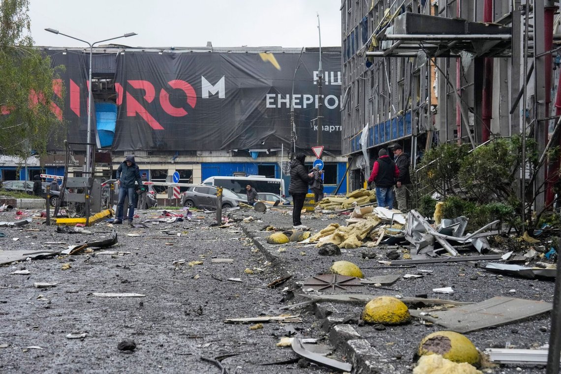 Folk beskuer skadene på et kontorbygg etter et russisk rakettangrep i sentrum av Kyiv den 19. oktober 2026. Foto: Efrem Lukatsky / AP / NTB. Folk beskuer skadene på et kontorbygg etter et russisk rakettangrep i sentrum av Kyiv den 19. oktober 2026. Foto: Efrem Lukatsky / AP / NTB.