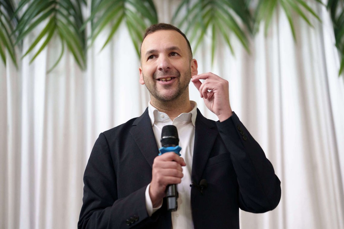 Zack Polanski, partileder for De Grønne, som er i ferd med å bli et islamistvennlig og jødefiendtlig parti. Foto: AP /Jon Super/ NTB Zack Polanski, partileder for De Grønne, som er i ferd med å bli et islamistvennlig og jødefiendtlig parti. Foto: AP /Jon Super/ NTB