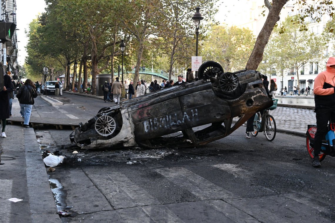På bilen er det sprayet Bismillah – i Allahs navn. Paris 18. oktober. Ap kaller det fremdeles en protest mot levekostnader. (Foto: AP Photo/Emma Da Silva) På bilen er det sprayet Bismillah – i Allahs navn. Paris 18. oktober. Ap kaller det fremdeles en protest mot levekostnader. (Foto: AP Photo/Emma Da Silva)