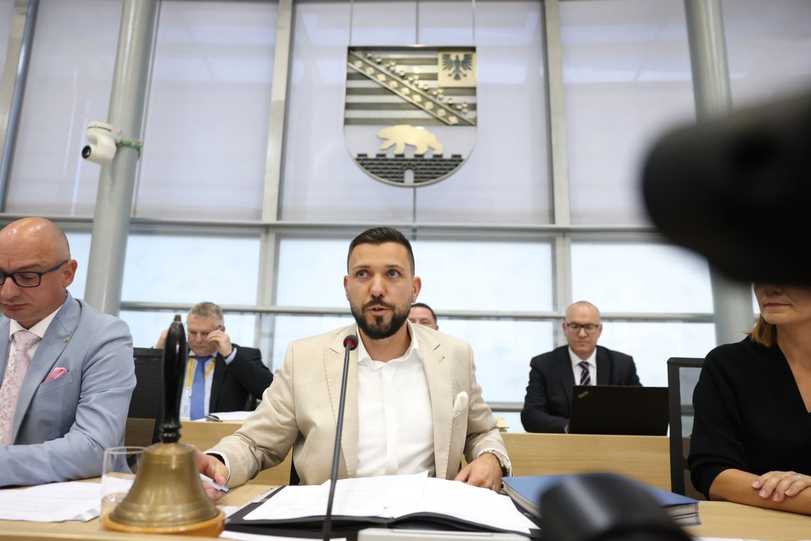 Tobias Rausch (AfD) ble nylig valgt som president i delstatsparlament i Sachsen-Anhalt. Nå går AfD og BSW sammen for å forsøke å få en slutt på krigen i Ukraina og normalisere forholdet til Russland. Foto: Jan Woitas /DPA via AP/ NTB Tobias Rausch (AfD) ble nylig valgt som president i delstatsparlament i Sachsen-Anhalt. Nå går AfD og BSW sammen for å forsøke å få en slutt på krigen i Ukraina og normalisere forholdet til Russland. Foto: Jan Woitas /DPA via AP/ NTB