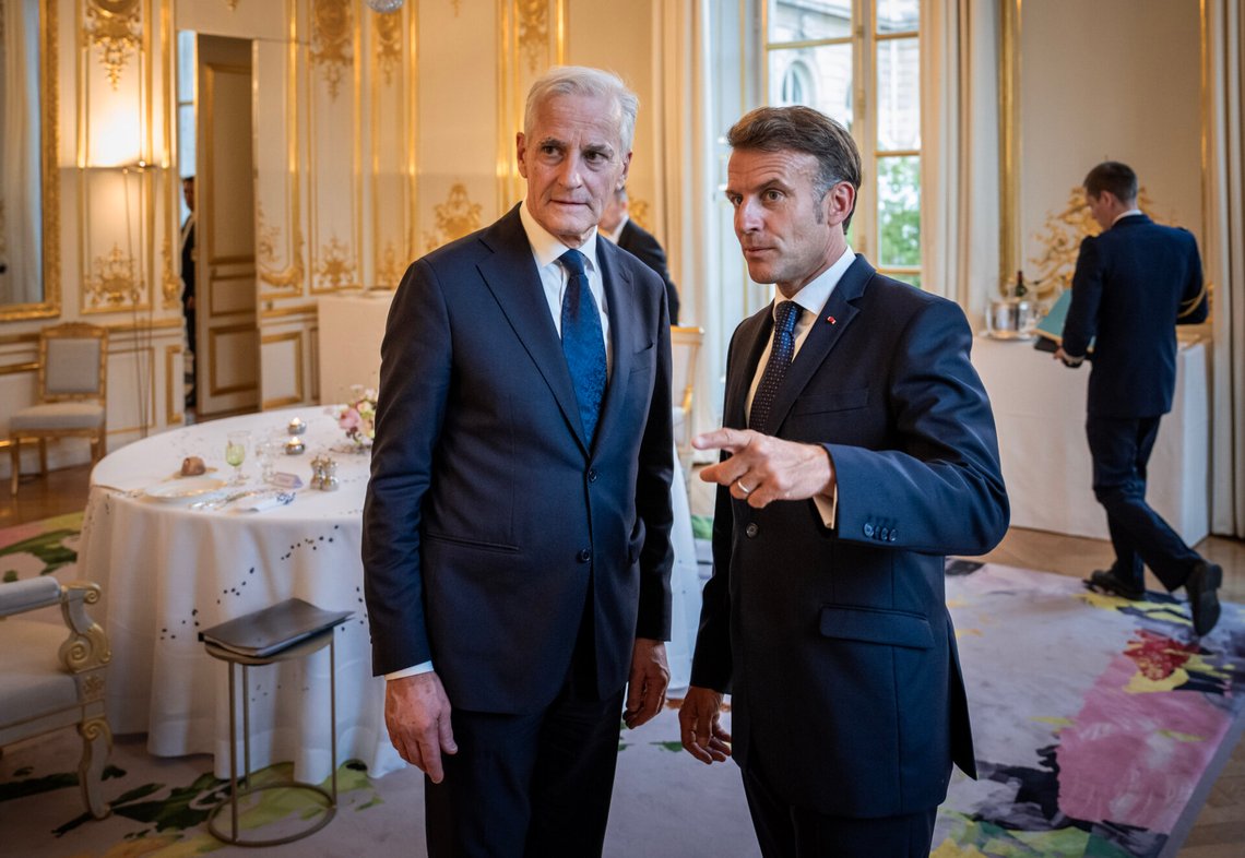 Paris, Frankrike 20260527.
Statsminister Jonas Gahr Støre møter Frankrikes president Emmanuel Macron i Élysée-palasset i Paris onsdag kveld. I et rom i palasset spiste de middag sammen.
Foto: Ole Berg-Rusten / NTB Paris, Frankrike 20260527.
Statsminister Jonas Gahr Støre møter Frankrikes president Emmanuel Macron i Élysée-palasset i Paris onsdag kveld. I et rom i palasset spiste de middag sammen.
Foto: Ole Berg-Rusten / NTB
