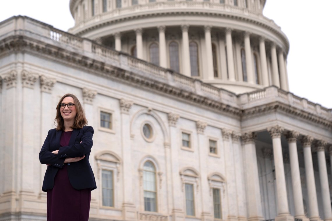 Kongressens første transkvinne Sarah McBride poserer foran kongressbygningen. Foto: Mark Schiefelbein / AP / NTB Kongressens første transkvinne Sarah McBride poserer foran kongressbygningen. Foto: Mark Schiefelbein / AP / NTB