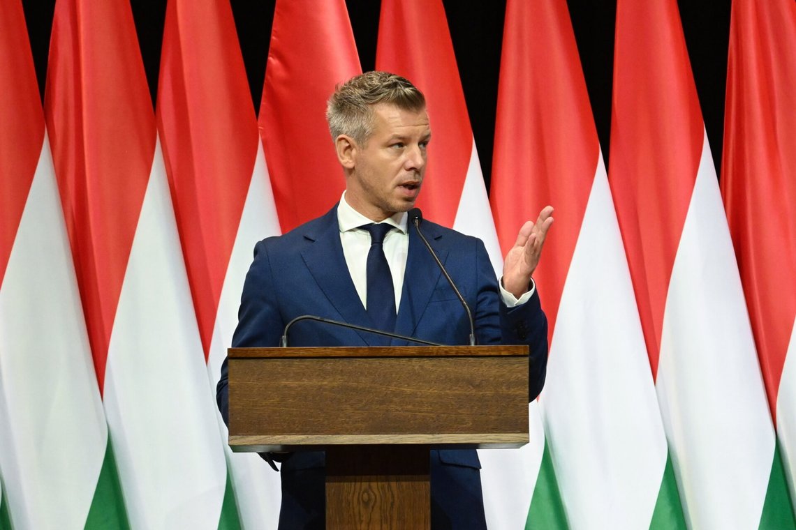 Regjeringen til Ungarns statsminister Péter Magyar har reversert deler av forgjenger Viktor Orbáns LHBTQ-politikk. Men også Magyar mener at skoleelever skal slippe unna LHBTQ-propaganda i skoletiden. Foto: Tibor Illyes / MTI / AP / NTB Regjeringen til Ungarns statsminister Péter Magyar har reversert deler av forgjenger Viktor Orbáns LHBTQ-politikk. Men også Magyar mener at skoleelever skal slippe unna LHBTQ-propaganda i skoletiden. Foto: Tibor Illyes / MTI / AP / NTB