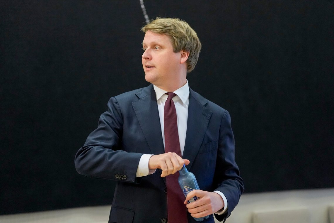 Utviklingsminister Åsmund Aukrust (Ap) annonserte i dag at Norge øker støtten til Ukraina. 750 millioner kroner skal sørge for at lærere, leger og annet nødvendig personell får lønn gjennom vinteren. Foto: Terje Bendiksby / NTB Utviklingsminister Åsmund Aukrust (Ap) annonserte i dag at Norge øker støtten til Ukraina. 750 millioner kroner skal sørge for at lærere, leger og annet nødvendig personell får lønn gjennom vinteren. Foto: Terje Bendiksby / NTB