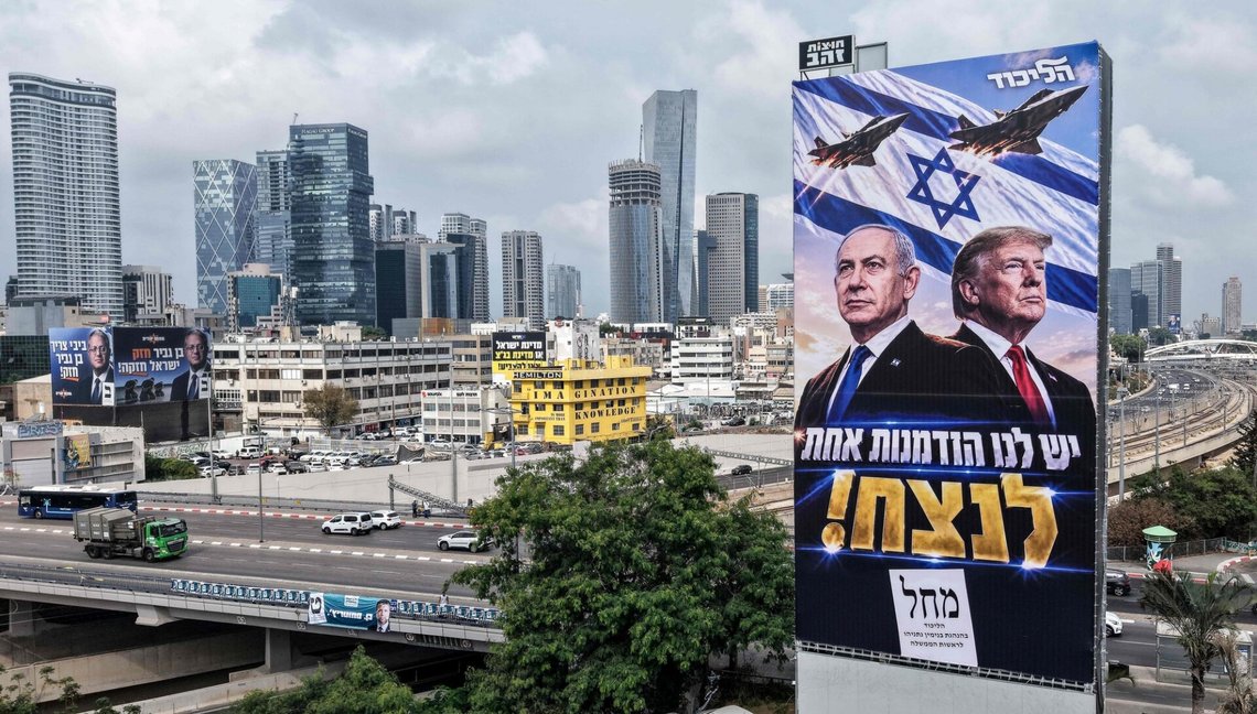 Israels statsminister Benjamin Netanyahu viser til sitt nære forhold til USAs president Donald Trump på en valgplakat i Tel Aviv like før tirsdagen parlamentsvalg. Foto: Jack Guez /AFP/ NTB Israels statsminister Benjamin Netanyahu viser til sitt nære forhold til USAs president Donald Trump på en valgplakat i Tel Aviv like før tirsdagen parlamentsvalg. Foto: Jack Guez /AFP/ NTB