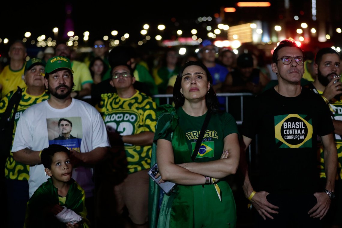 Laber stemning på valgvake for Flávio Bolsonaro i Brasilia natt til mandag norsk tid. (Foto: AP Photo/Bruna Prado) Laber stemning på valgvake for Flávio Bolsonaro i Brasilia natt til mandag norsk tid. (Foto: AP Photo/Bruna Prado)