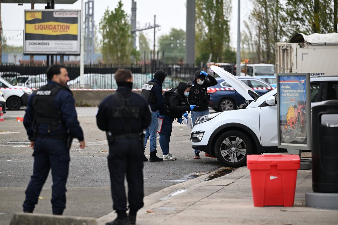 Politiet gjennomsøker det som kan være den mistenktes bil terroren i Trappes, utenfor Paris, fredag 23. oktober 2026. Foto: AP /Emma Da Silva/ NTB Politiet gjennomsøker det som kan være den mistenktes bil terroren i Trappes, utenfor Paris, fredag 23. oktober 2026. Foto: AP /Emma Da Silva/ NTB
