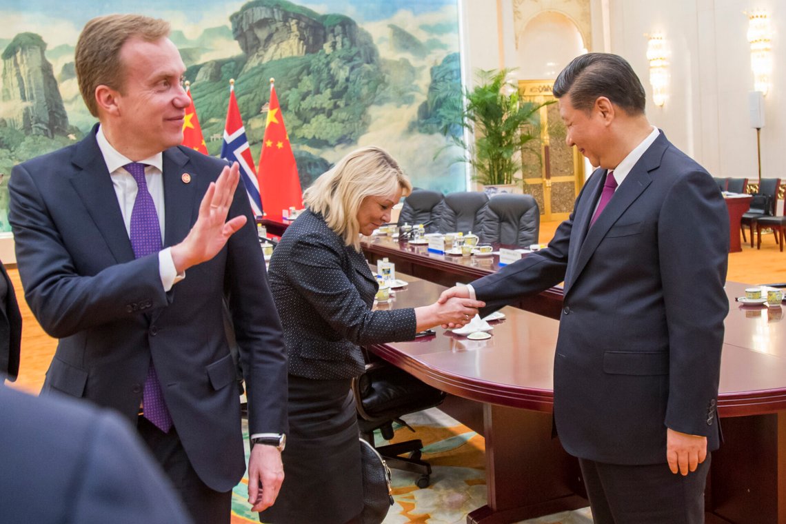 MUTIANYU, KINA 20170410.
Næringsminister Monica Mæland og utenriksminister Børge Brende hilser på president Xi Jinping i Folkets store hall etter et historisk møte i Beijing mandag. Statsminister Erna Solberg har vært på offisielt besøk til Kina der gjenopptakelse av politisk og økonomisk samarbeid med Kina er hovedformålet med besøket.
Foto: Heiko Junge / NTB MUTIANYU, KINA 20170410.
Næringsminister Monica Mæland og utenriksminister Børge Brende hilser på president Xi Jinping i Folkets store hall etter et historisk møte i Beijing mandag. Statsminister Erna Solberg har vært på offisielt besøk til Kina der gjenopptakelse av politisk og økonomisk samarbeid med Kina er hovedformålet med besøket.
Foto: Heiko Junge / NTB