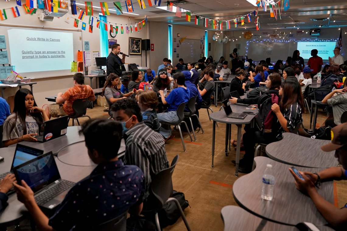 Westwood High School English students work in Jeff Hall's class, Tuesday, Oct. 18, 2022 in Mesa, Ariz. Foto: AP Photo/Matt York) Westwood High School English students work in Jeff Hall's class, Tuesday, Oct. 18, 2022 in Mesa, Ariz. Foto: AP Photo/Matt York)