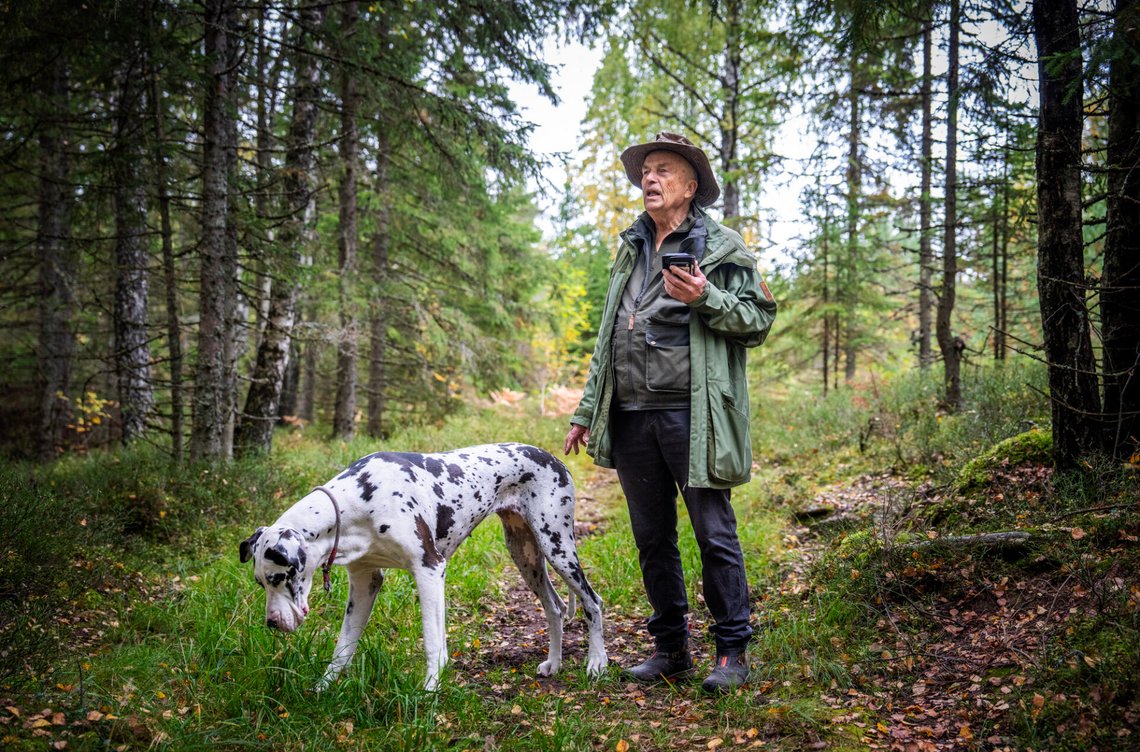 Eidsvoll 20260925.
Hans Rustad, grunnlegger og redaktør av den nasjonalkonservative nettavisen Document.no. Her er han på tur med sine to hunder der han samtidig lager «Skogpod» som publiseres nesten daglig.
Foto: Ole Berg-Rusten / NTB Eidsvoll 20260925.
Hans Rustad, grunnlegger og redaktør av den nasjonalkonservative nettavisen Document.no. Her er han på tur med sine to hunder der han samtidig lager «Skogpod» som publiseres nesten daglig.
Foto: Ole Berg-Rusten / NTB