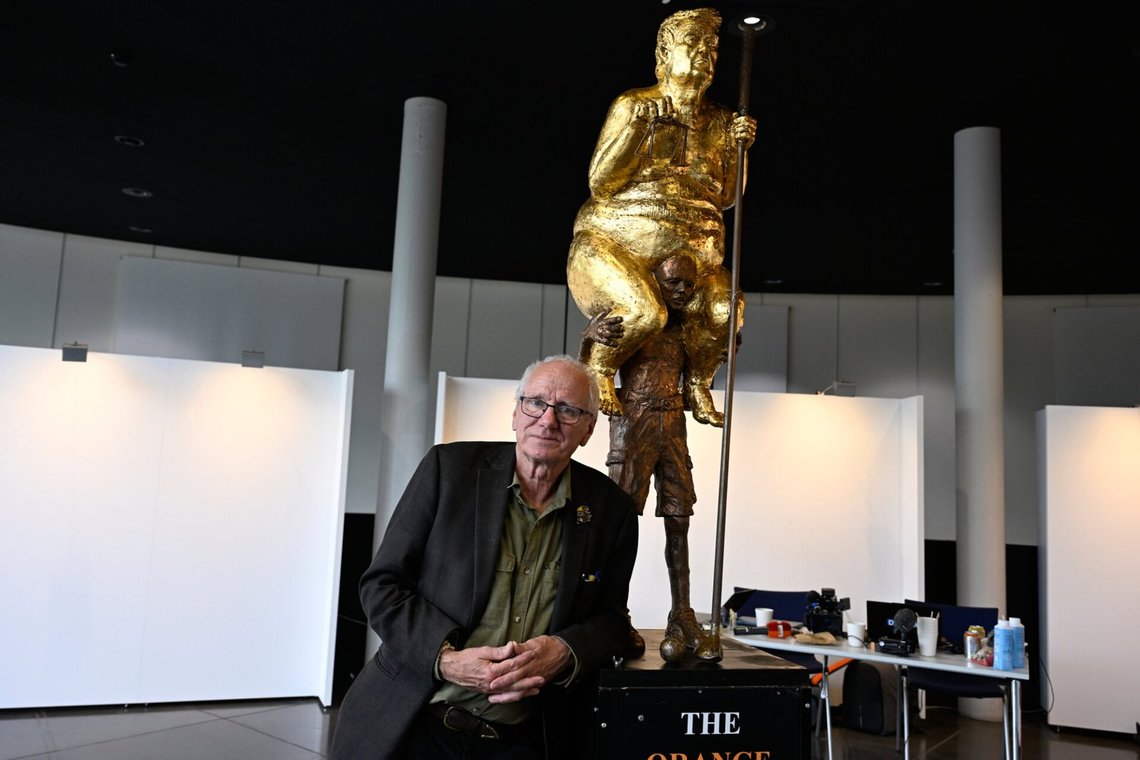 Den danske kunstneren Jens Galschiøt poserer ved siden sin skulptur «The Orange Plague», som forestiller USAs president Donald Trump, utstilt ved EU-parlamentet i Strasbourg den 7. oktober 2026. Foto: Pascal Bastien / AP / NTB. Den danske kunstneren Jens Galschiøt poserer ved siden sin skulptur «The Orange Plague», som forestiller USAs president Donald Trump, utstilt ved EU-parlamentet i Strasbourg den 7. oktober 2026. Foto: Pascal Bastien / AP / NTB.
