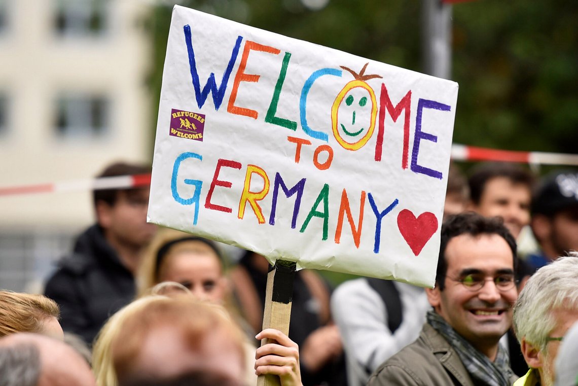En folkemengde i Dortmund ønsker tilstrømmende migranter velkommen den 6. september 2015. Foto: Martin Meissner / AP / NTB. En folkemengde i Dortmund ønsker tilstrømmende migranter velkommen den 6. september 2015. Foto: Martin Meissner / AP / NTB.