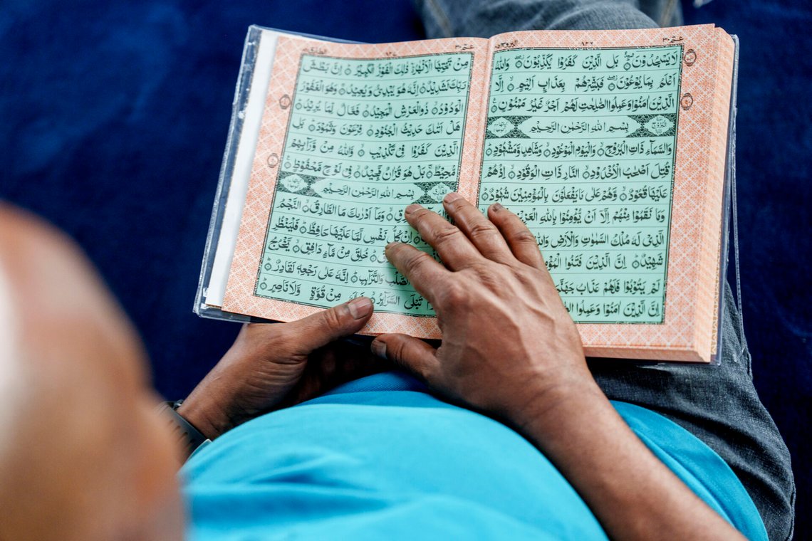 Oslo 20250715.
En muslimsk mann leser Koranen i moskeen før ettermiddagsbønnen ved Islamic Cultural Centre på Grønland.
Foto: Javad Parsa / NTB Oslo 20250715.
En muslimsk mann leser Koranen i moskeen før ettermiddagsbønnen ved Islamic Cultural Centre på Grønland.
Foto: Javad Parsa / NTB