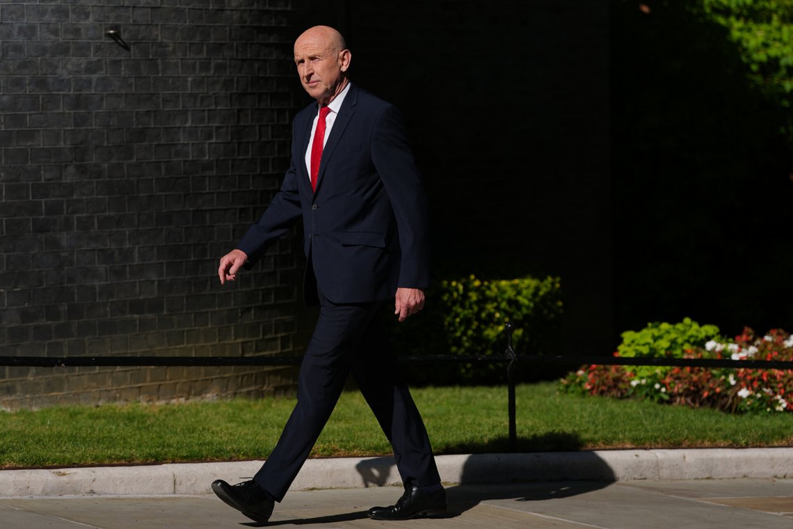 John Healey ankommer et regjeringsmøte i London. Han var forsvarsminister fram til han gikk av i juni, og ble kort tid etterpå finansminister i Andy Burnhams nye regjering. Foto: Kirsty Wigglesworth / AP / NTB John Healey ankommer et regjeringsmøte i London. Han var forsvarsminister fram til han gikk av i juni, og ble kort tid etterpå finansminister i Andy Burnhams nye regjering. Foto: Kirsty Wigglesworth / AP / NTB