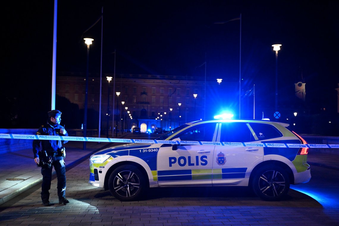Svensk politi sperret av et område ved Norrbro i det sentrale Stockholm, etter at politiet skjøt en utagerende og bevæpnet mann ved Lejonbacken nær Det kongelige slott. (Foto: Jessica Gow/TT) Svensk politi sperret av et område ved Norrbro i det sentrale Stockholm, etter at politiet skjøt en utagerende og bevæpnet mann ved Lejonbacken nær Det kongelige slott. (Foto: Jessica Gow/TT)